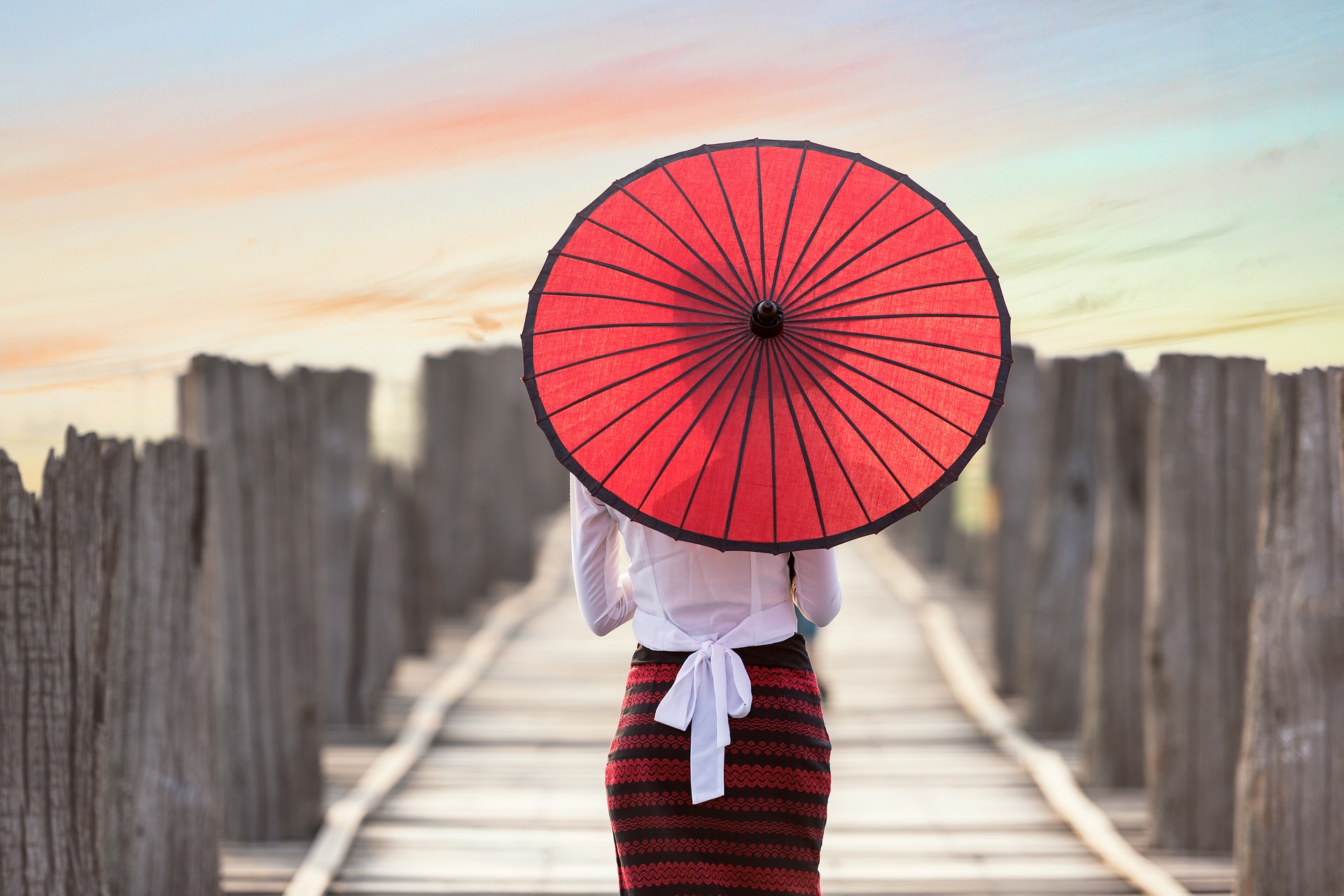 mujer con paraguas rojo estilo chino