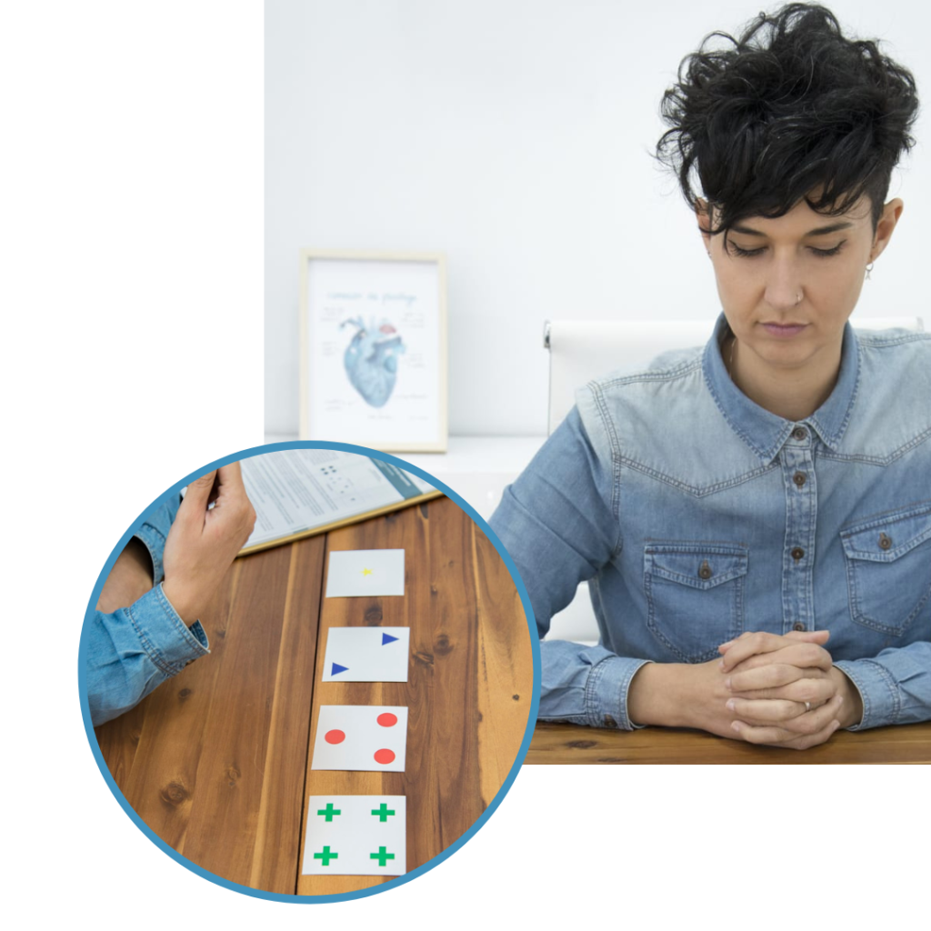 Un profesional de la neuropsicología se prepara para una sesión de terapia con tarjetas de estimulación cognitiva sobre la mesa.